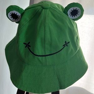 Cute Frog Bucket Hat maybe worn couple times like new condition